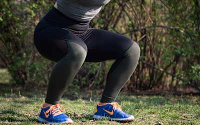 Les squats sont un exercice de musculation sans matériel incontournable pour bosser votre masse musculaire maigre.