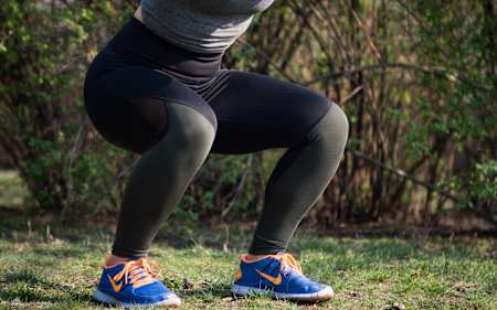 Les squats sont un exercice de musculation sans matériel incontournable pour bosser votre masse musculaire maigre.