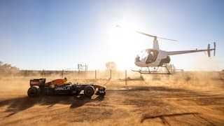 Ο οδηγός της F1 Daniel Ricciardo στα γυρίσματα στο Outback της Αυστραλίας.