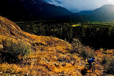Kenny Smith sur le Grumpy Grouse Trail à Pemberton Kenny Smith sur le Grumpy Grouse Trail à Pemberton