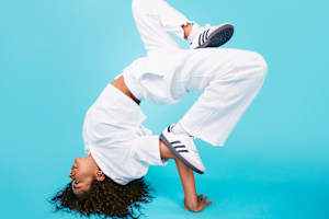 B-Girl Carlota führt eine flüssige Breaking-Bewegung aus.