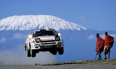 Klassische Action von Juha Kankkunen bei der Safari Rallye in Kenia, während sich Toyota auf die Rückkehr in die Rallye-Weltmeisterschaft vorbereitet.