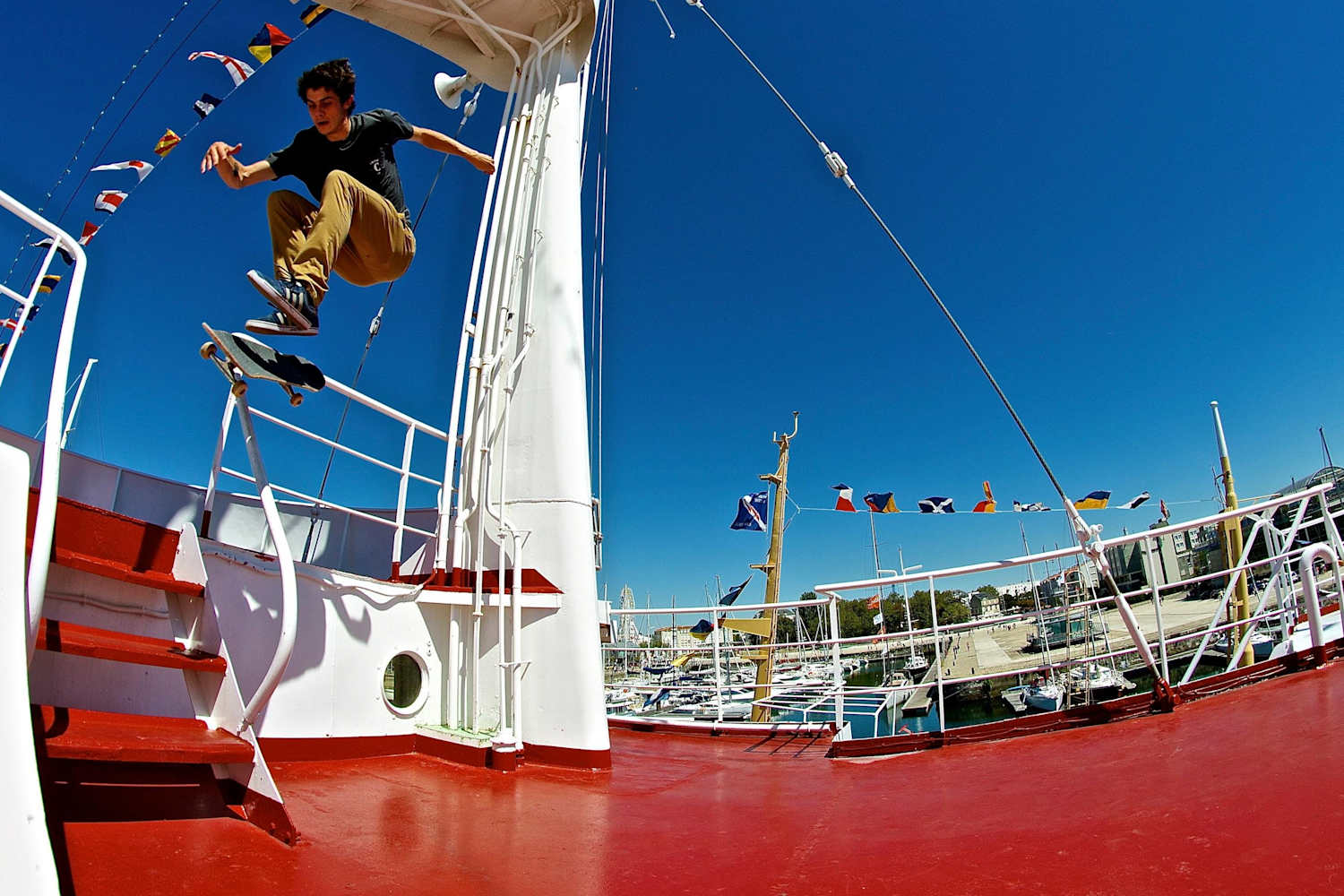 Nicolas Dewasmes pose trois tricks stylés à Barcelone