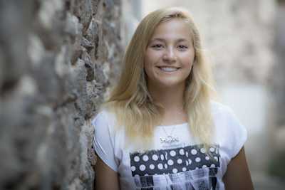 Imagen de Sasha DiGiulian, la primera mujer que ascendió al Viaje de Los Locos (5.14a - 8b+) en Cerdeña, Italia, en 2014.