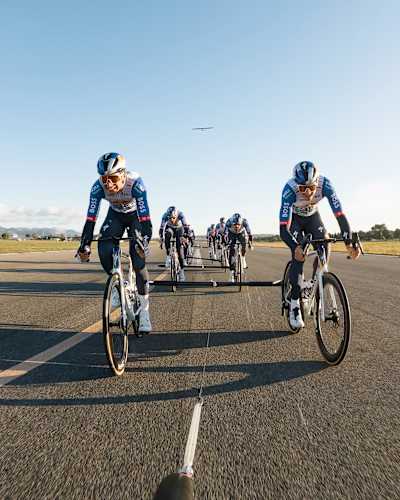 Florian Lipowitz et les cyclistes de Red Bull - BORA - hansgrohe tirent un planeur jusqu’au décollage grâce à leur puissance de pédalage.