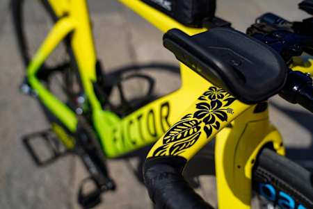 Detalle del manillar de la Factor SLiCK.