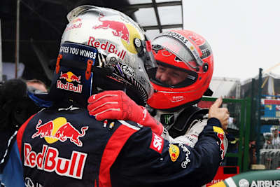 Michael Schumacher gratuliert Sebastian Vettel beim F1 Grand Prix von Brasilien 2012
