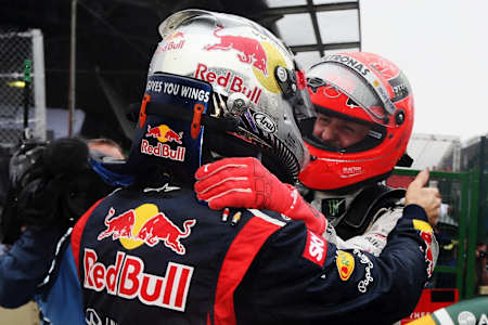 Michael Schumacher gratuliert Sebastian Vettel beim F1 Grand Prix von Brasilien 2012