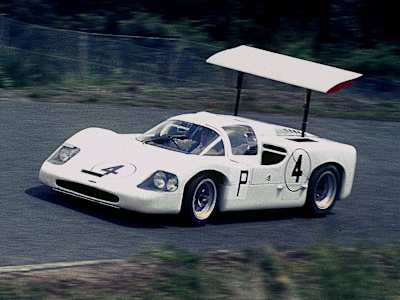 El Chaparral 2F, diseñado por ... es el primer auto de carreras que lleva un alerón.
