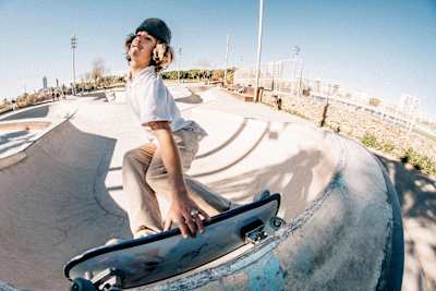 Surfskate en el skatepark de la Mar Bella, Barcelona