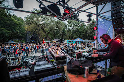 Space Dimension Controller tritt auf der Red Bull Music Academy Bühne am letzten Tag des MUTEK Festivals in Mexiko City, Mexiko am 23. Oktober 2016 auf.