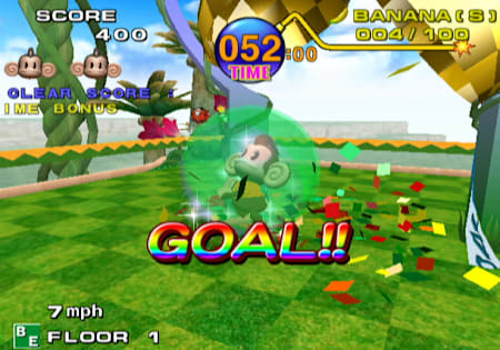 Ein Affe in einer grünen Kugel rollt durch ein Ziel. Konfetti fliegt herum.