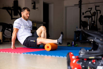 Štefan Svitko foam rolling in his garage