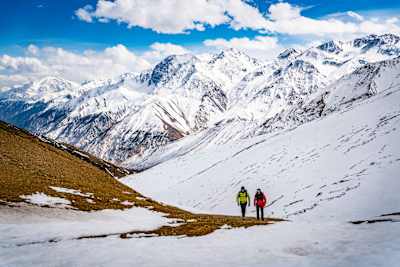 Les alpinistes Ryan Sandes et Ryno Griesel marchent pendant leur record sur la Great Himalaya Trail.