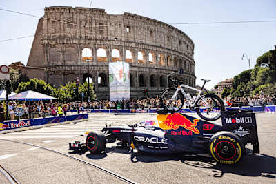 RB8 перед Колізеєм.