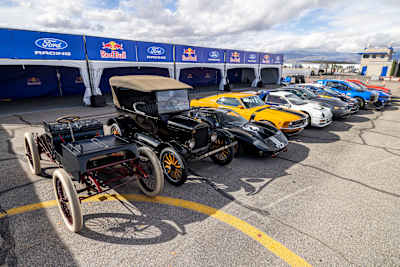 Alineación de coches Ford fotografiada en Las Vegas, Nevada, EEUU, el 18 de noviembre de 2025. 