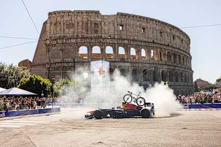 Болід команди Red Bull Racing перед Колізеєм у Римі.