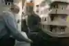 Un signore dal balcone ammira le gesta di Tomas Slavik sulle strade di Genova.