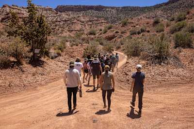 Athleten und Track-Builder wandern zur Strecke von Red Bull Formation 2021 in Virgin, Utah, USA.
