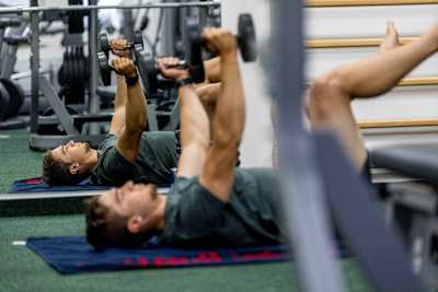Jakub Grigar entrena en el gimnasio.