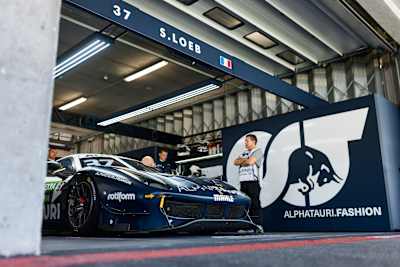 Rallye-Legende Sébastien Loeb fuhr den Ferrari 488 in der AlphaTauri-Lackierung. 
