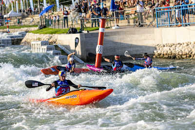 Evy Leibfarth ouvre la voie lors de l'épreuve de slalom de kayak cross des Championnats du monde ICF de kayak slalom et de kayak en eau douce 2021 à Cunovo, en Slovaquie.