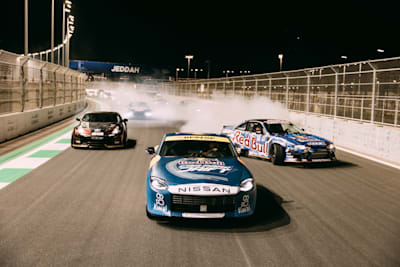 Abdo Feghali und weitere Teilnahme driften während der Parade vor dem Red bull Car Park Drift World Final 2022 in Jeddah, Saudi Arabien.