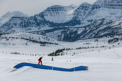 Max Moffatt graissant les premières étapes du rail le plus difficile de la station de ski Banff Sunshine Village, Alberta, Canada.