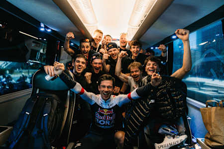 Primoz Roglic festeggia con i compagni di squadra del Team Red Bull Bora Hansgrohe il successo alla Volta Catalunya.