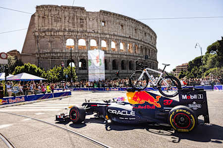 Az RB8 a Colosseum előtt.