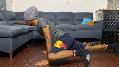 Les Mountain Climbers renforcent sont un exercice qui renforcent vos abdominaux tout en développant votre cardio.