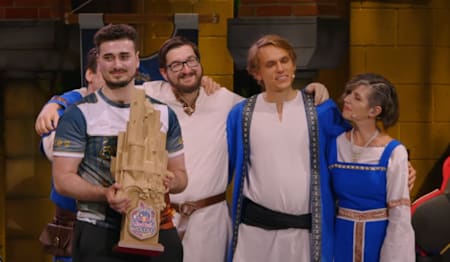 Hera levanta el trofeo de campeón de Red Bull Wololo