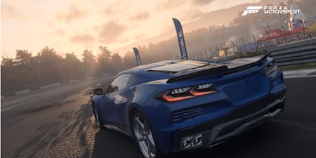 Screenshot aus Forza Motorsport zeigt eine blaue Corvette im Sonnenuntergang auf Maple Valley.