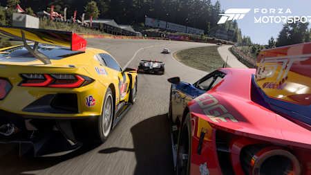 Captura de pantalla de Forza Motorsport muestra varios coches de carreras en el Eau Rouge del Circuito de Spa-Francorchamps.