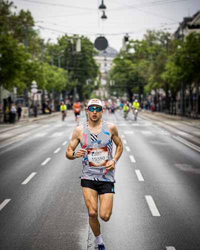 Том Еванс виступає під час флагманського забігу Wings for Life World Run у Відні, Австрія, 08 травня 2022 року.