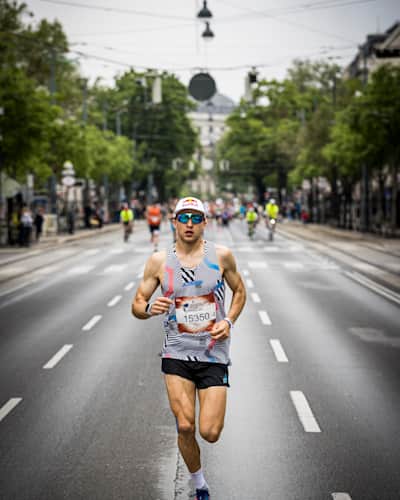 Том Еванс виступає під час флагманського забігу Wings for Life World Run у Відні, Австрія, 08 травня 2022 року.