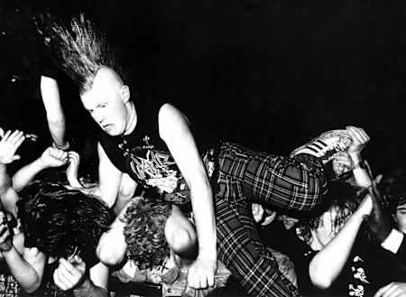 Краудсерфинг во время панк-концерта Краудсерфинг во время панк-концерта