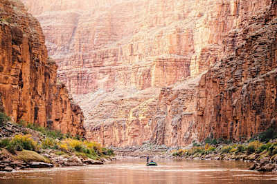 Barco navega no Grand Canyon, no Arizona - EUA