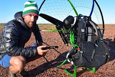 Hugo Turner delante de su paramotor en Australia.