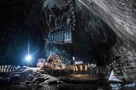 Constantin Popovici din Romania face un salt în Salina Turda, Romania pe 6 octombrie, 2020.