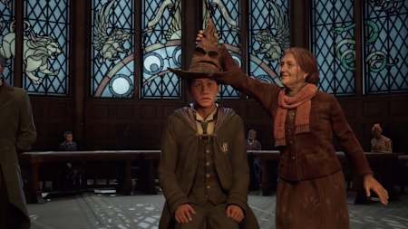 Screenshot aus Hogwarts Legacy zeigt den Sprechenden Hut der beurteilt, in welches Hogwartshaus Spieler eingeteilt werden. 