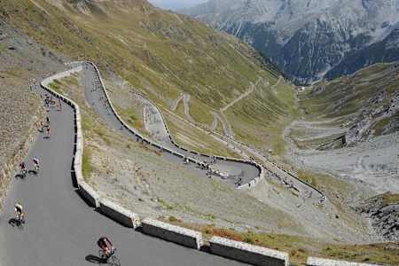 Fietsers op de haarspeldbochten van de Stelvio