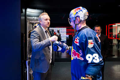 Coach Max Kaltenhauser von Red Bull München klatscht mit Maxi Kastner ab.