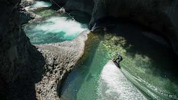 Steel Lafferty practica wakeboarding en lo más profundo del Parque Nacional Radal Siete Tazas, Chile.