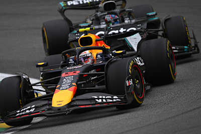 Yuki Tsunoda (Red Bull) mène devant Andrea Kimi Antonelli (Mercedes) sur le circuit d’Interlagos lors du Grand Prix du Brésil de Formule 1 2025 à São Paulo.