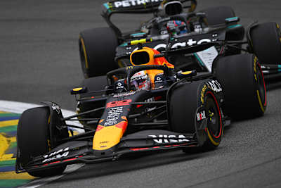 Yuki Tsunoda (Red Bull) mène devant Andrea Kimi Antonelli (Mercedes) sur le circuit d’Interlagos lors du Grand Prix du Brésil de Formule 1 2025 à São Paulo.