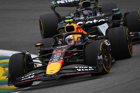Yuki Tsunoda (Red Bull) mène devant Andrea Kimi Antonelli (Mercedes) sur le circuit d’Interlagos lors du Grand Prix du Brésil de Formule 1 2025 à São Paulo.