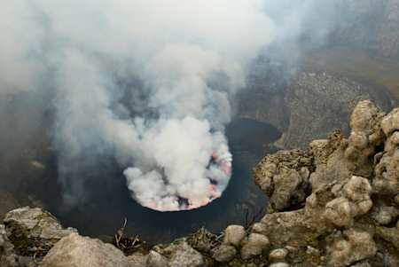 ニーラゴンゴ山の火口
