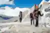 David Lama, Peter Ortner y Hansjörg Auer subiendo hacia el Masherbrum.