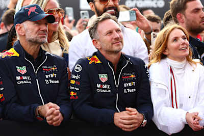 Adrian Newey, Christian Horner y Geri Halliwell ven el Gran Premio Británico de F1 de 2022 en Silverstone.